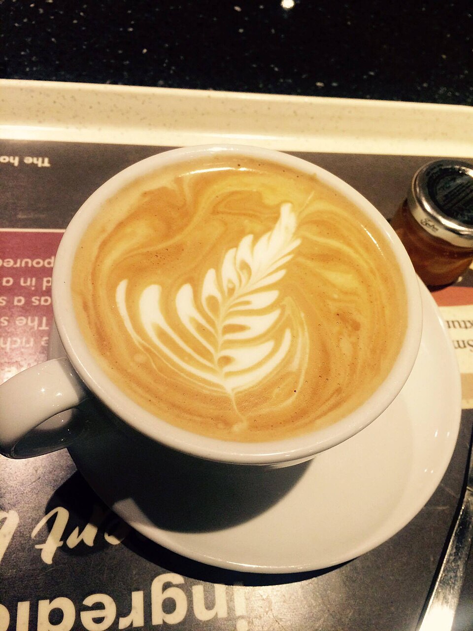 Flat white ze wzorem pióra