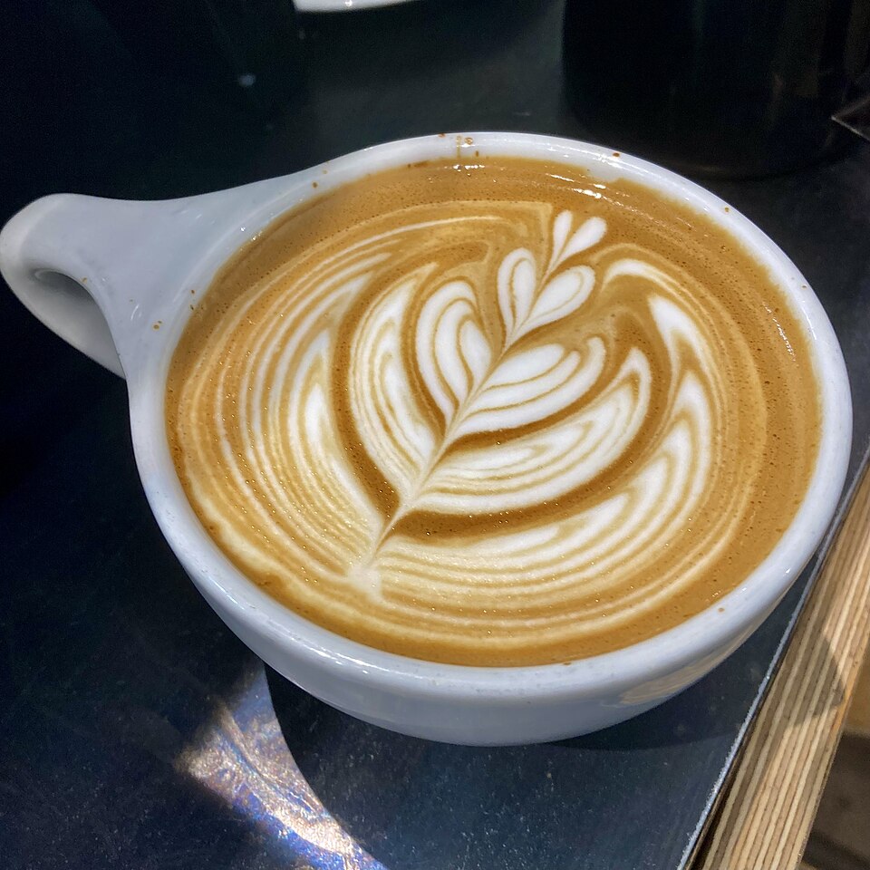 Latte z mlekiem roślinnym i wzorem latte art